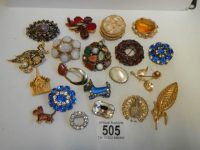 Approximately twenty good assorted brooches all in good condition.